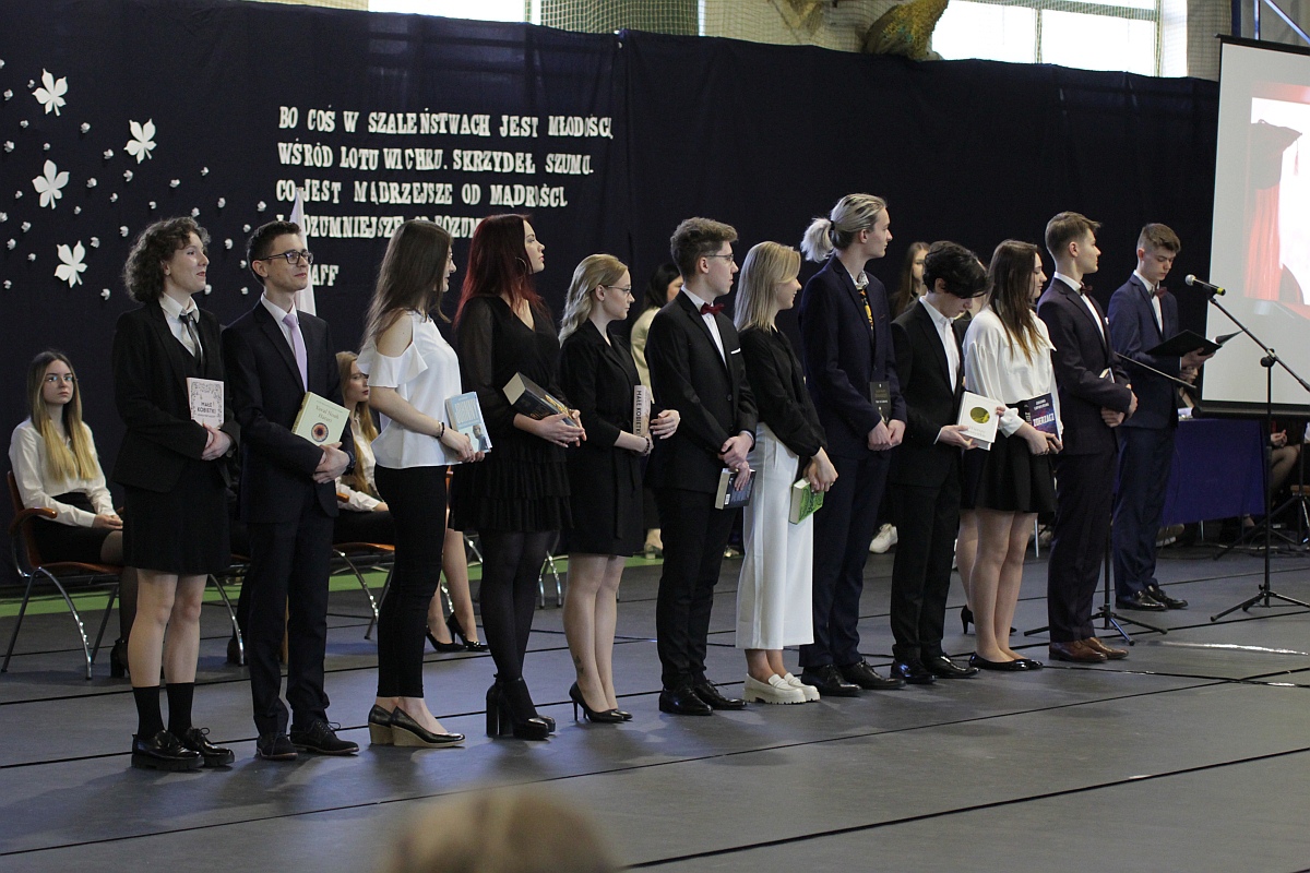 Zakończenie roku szkolnego klas maturalnych III LO [28.04.2023] - zdjęcie #57 - eOstroleka.pl