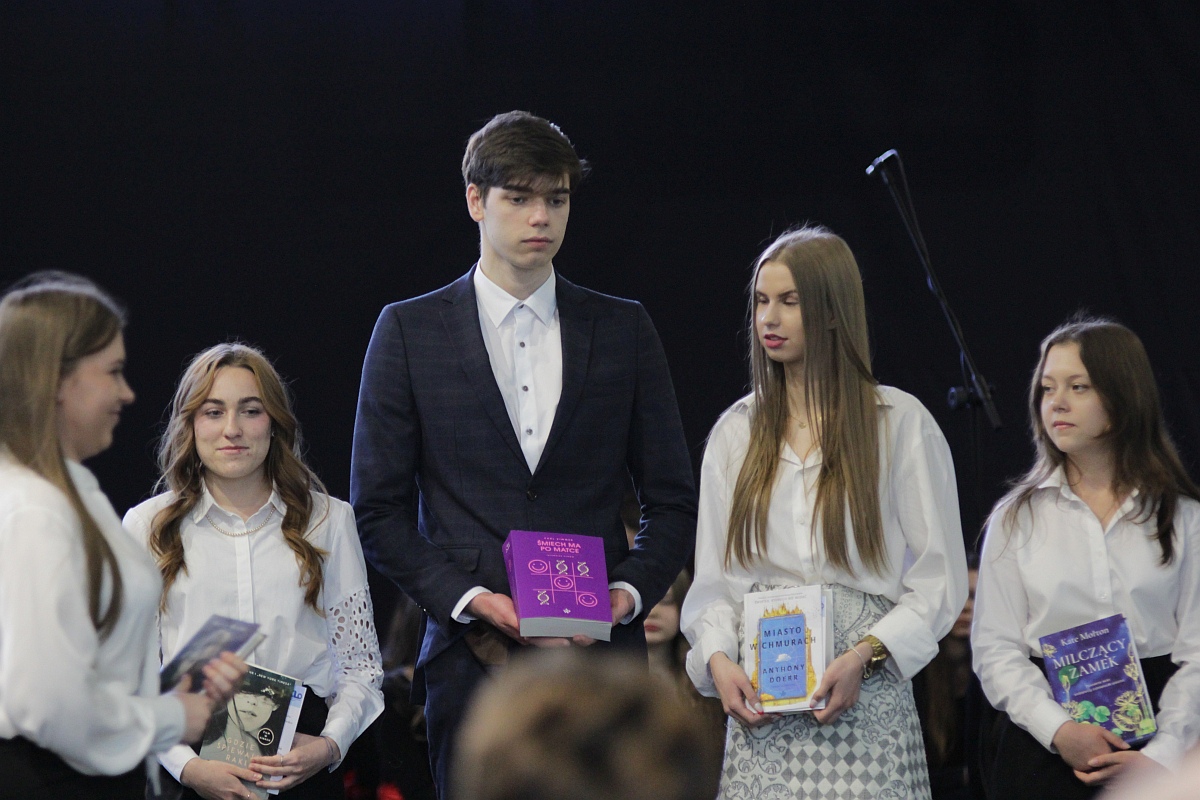 Zakończenie roku szkolnego klas maturalnych III LO [28.04.2023] - zdjęcie #37 - eOstroleka.pl