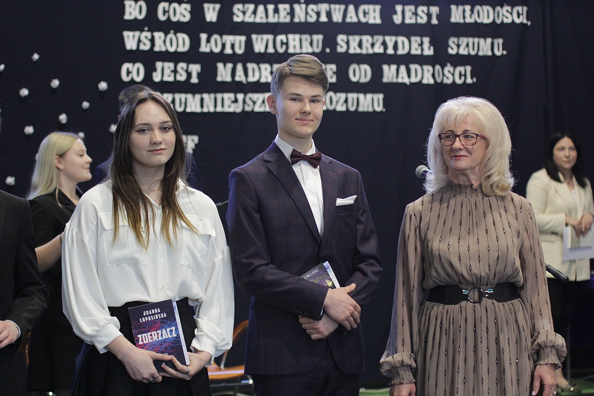 Zakończenie roku szkolnego klas maturalnych III LO [28.04.2023] - zdjęcie #25 - eOstroleka.pl