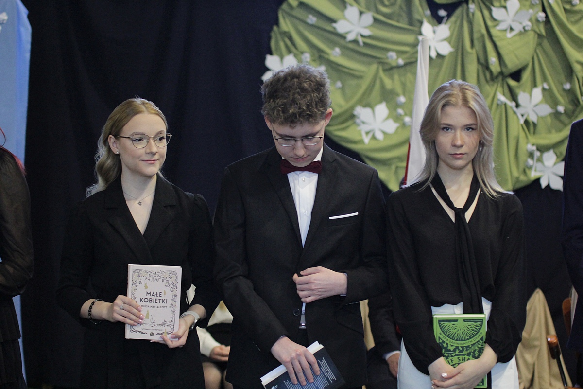 Zakończenie roku szkolnego klas maturalnych III LO [28.04.2023] - zdjęcie #21 - eOstroleka.pl