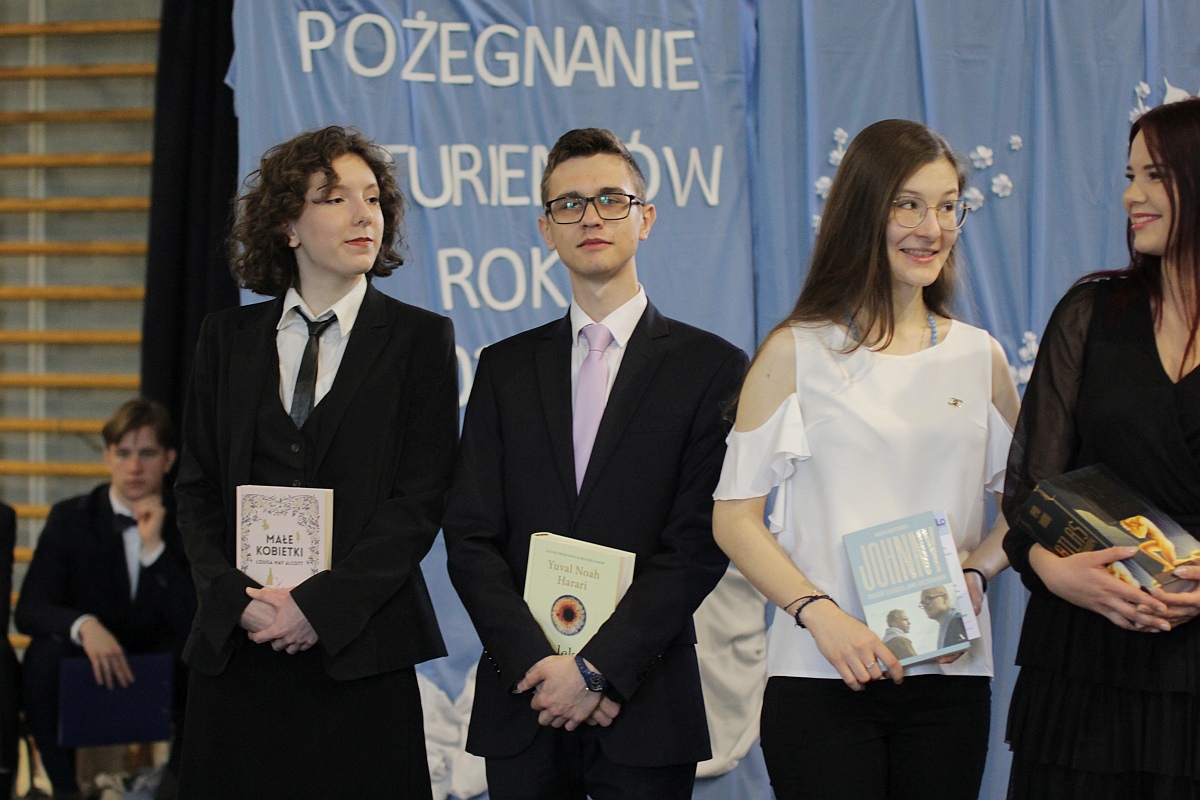 Zakończenie roku szkolnego klas maturalnych III LO [28.04.2023] - zdjęcie #17 - eOstroleka.pl