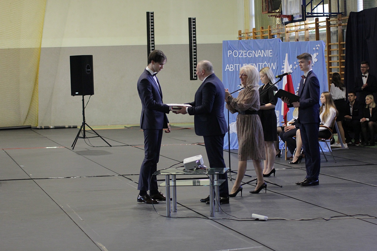 Zakończenie roku szkolnego klas maturalnych III LO [28.04.2023] - zdjęcie #15 - eOstroleka.pl