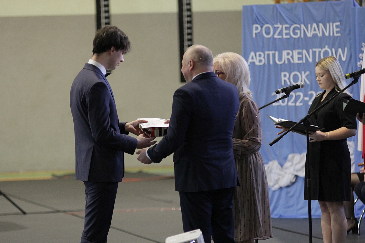 Zakończenie roku szkolnego klas maturalnych III LO [28.04.2023] - zdjęcie #13 - eOstroleka.pl
