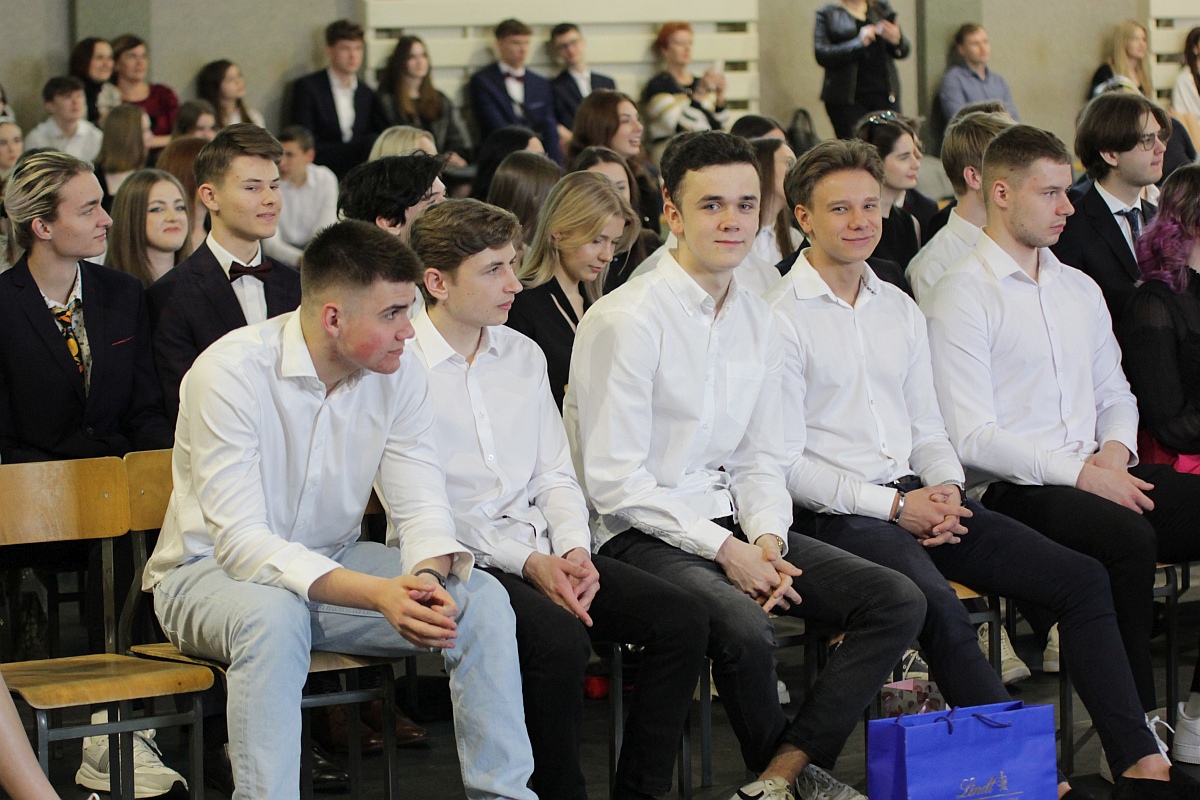 Zakończenie roku szkolnego klas maturalnych III LO [28.04.2023] - zdjęcie #5 - eOstroleka.pl