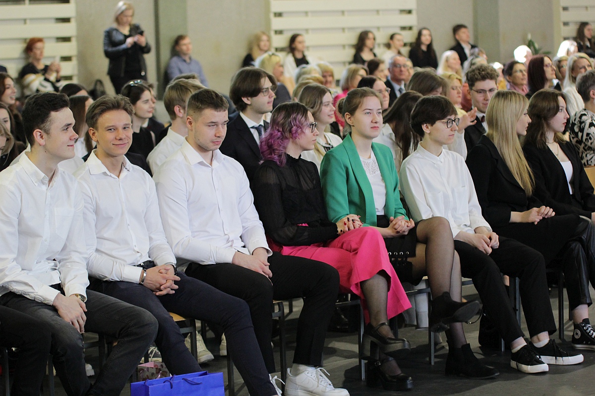 Zakończenie roku szkolnego klas maturalnych III LO [28.04.2023] - zdjęcie #4 - eOstroleka.pl