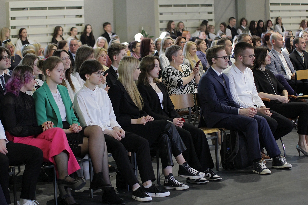Zakończenie roku szkolnego klas maturalnych III LO [28.04.2023] - zdjęcie #3 - eOstroleka.pl