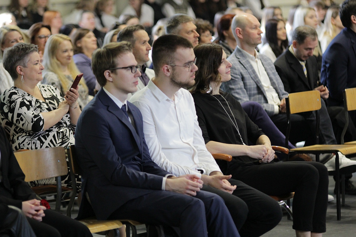 Zakończenie roku szkolnego klas maturalnych III LO [28.04.2023] - zdjęcie #2 - eOstroleka.pl