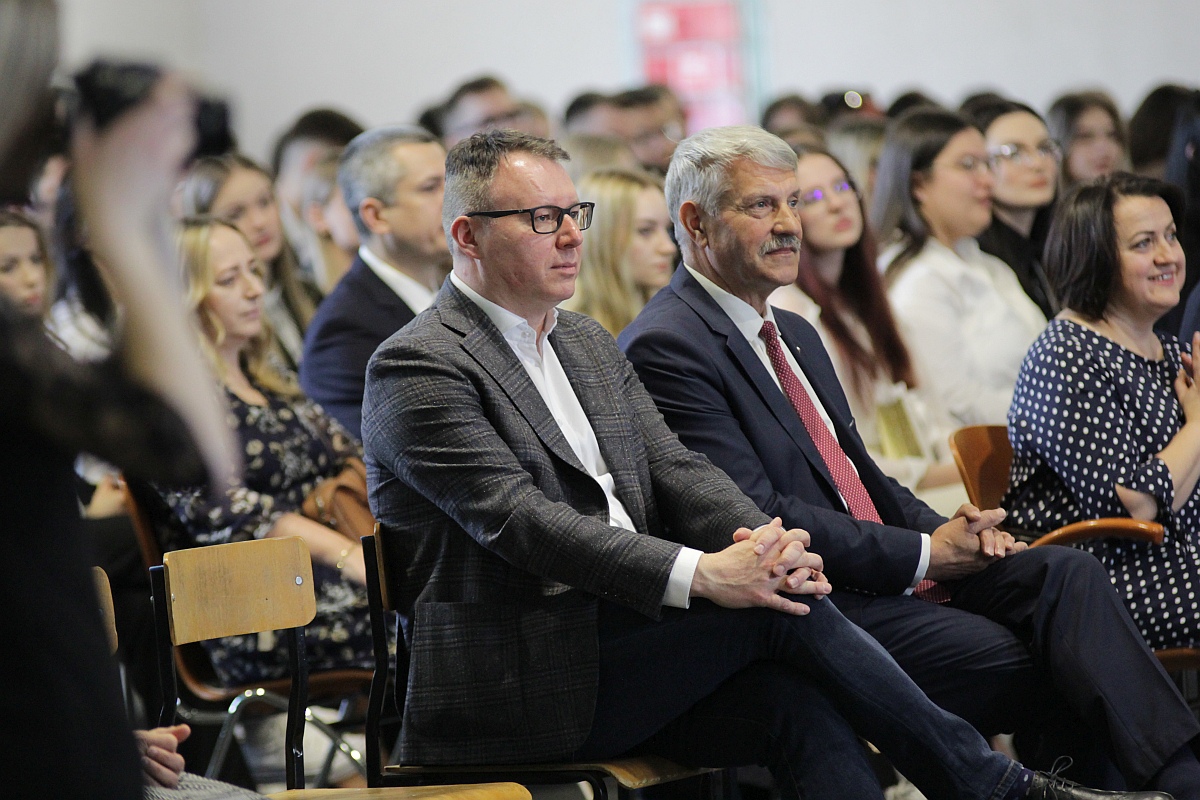 Zakończenie roku szkolnego klas maturalnych III LO [28.04.2023] - zdjęcie #1 - eOstroleka.pl