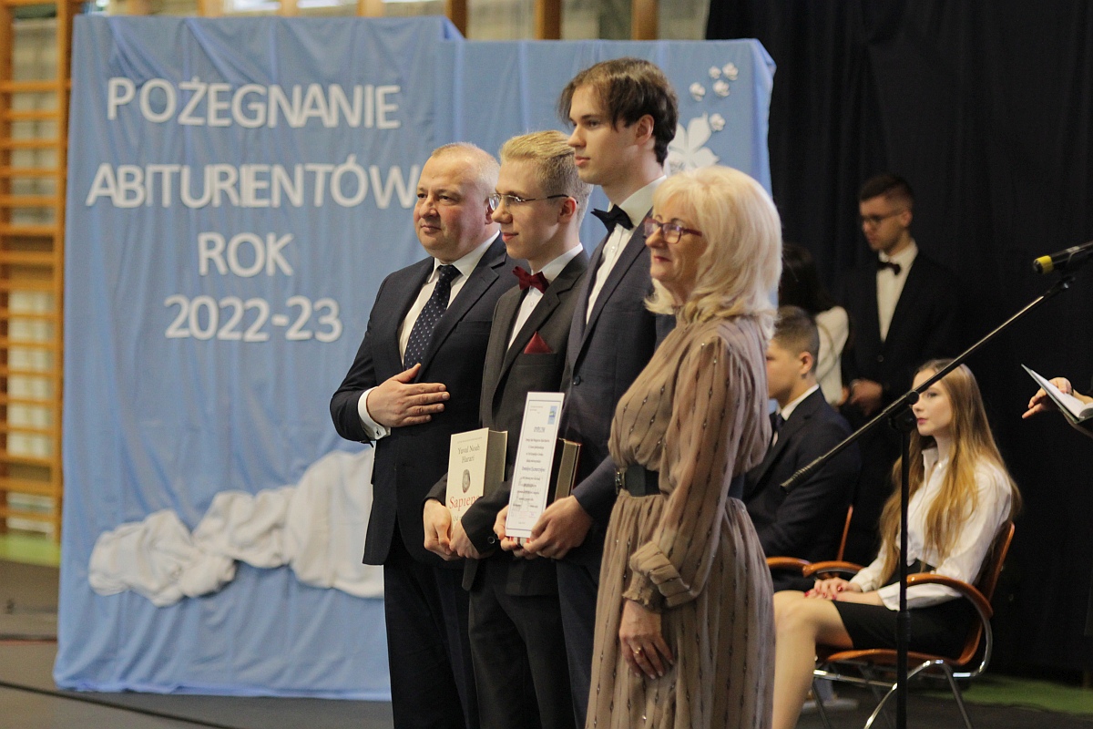 Zakończenie roku szkolnego klas maturalnych III LO [28.04.2023] - zdjęcie #84 - eOstroleka.pl