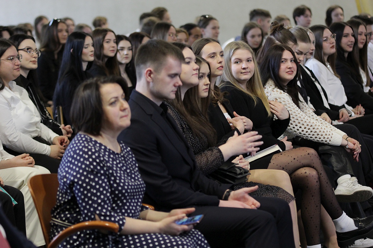 Zakończenie roku szkolnego klas maturalnych III LO [28.04.2023] - zdjęcie #78 - eOstroleka.pl