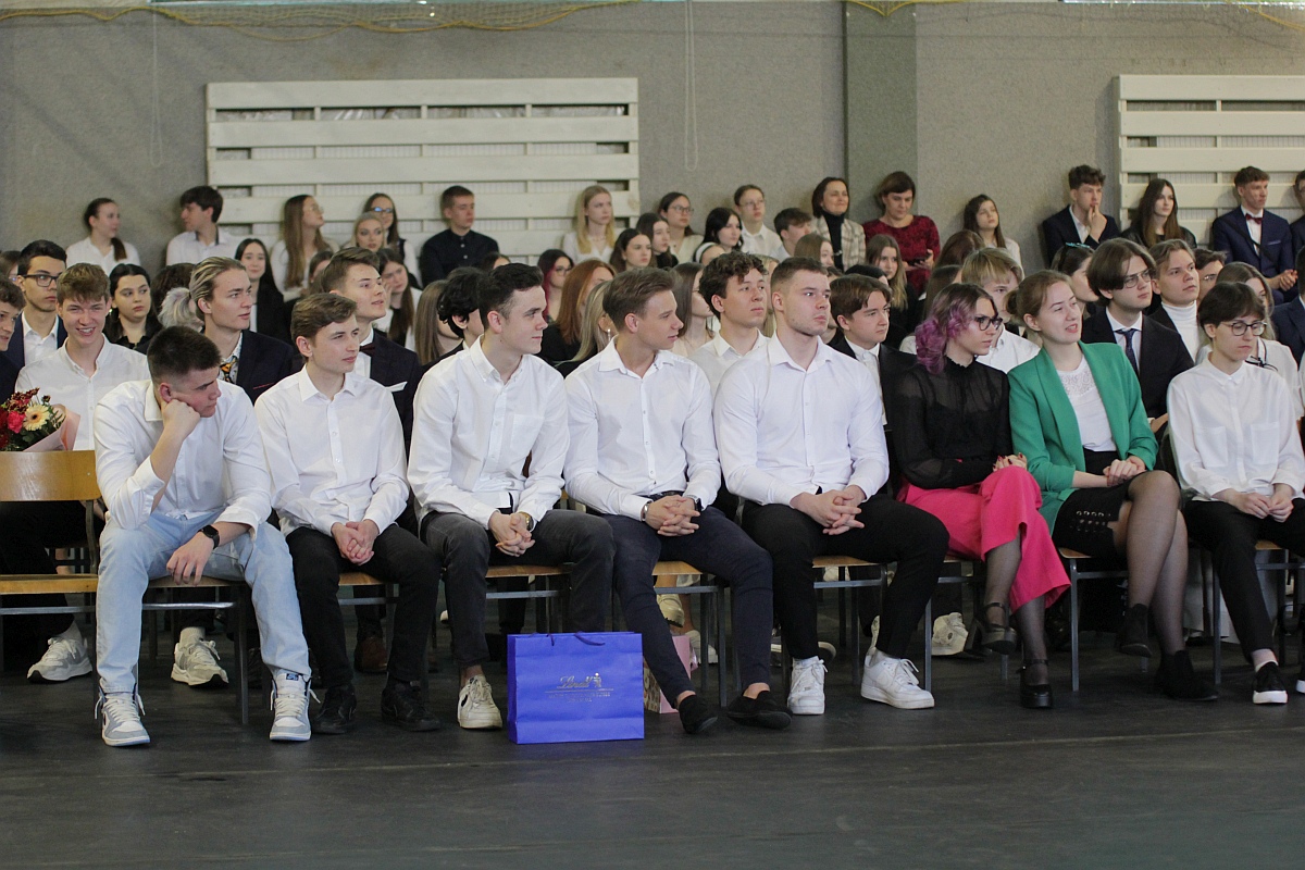 Zakończenie roku szkolnego klas maturalnych III LO [28.04.2023] - zdjęcie #68 - eOstroleka.pl