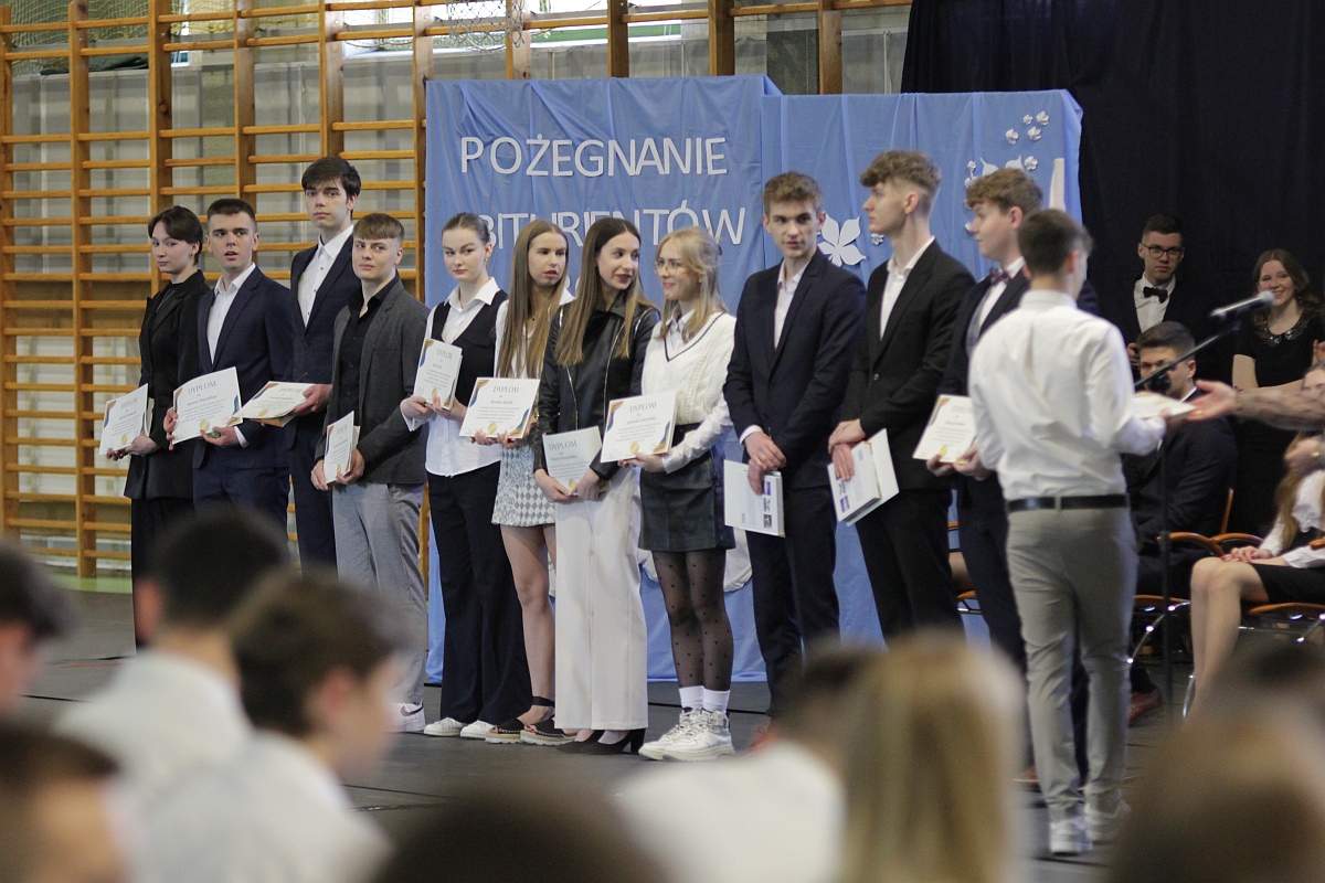 Zakończenie roku szkolnego klas maturalnych III LO [28.04.2023] - zdjęcie #64 - eOstroleka.pl