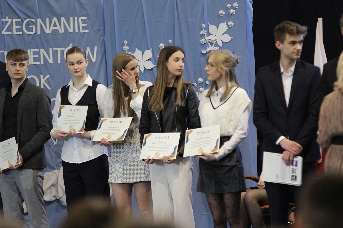 Zakończenie roku szkolnego klas maturalnych III LO [28.04.2023] - zdjęcie #62 - eOstroleka.pl