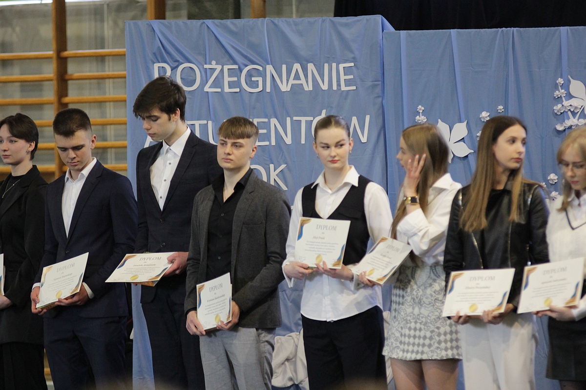 Zakończenie roku szkolnego klas maturalnych III LO [28.04.2023] - zdjęcie #60 - eOstroleka.pl