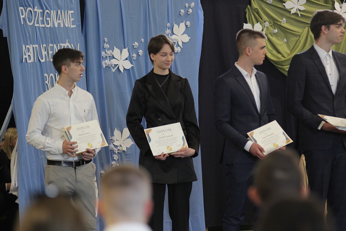 Zakończenie roku szkolnego klas maturalnych III LO [28.04.2023] - zdjęcie #52 - eOstroleka.pl