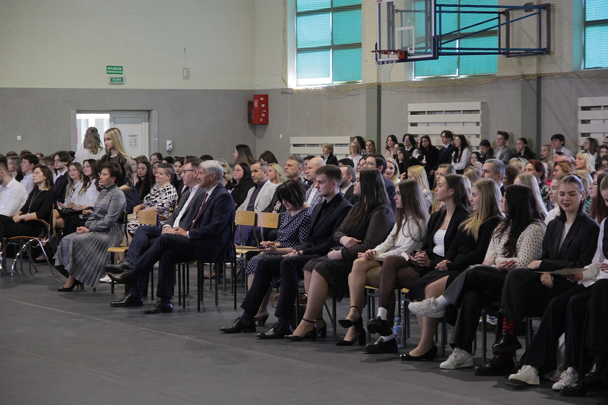 Zakończenie roku szkolnego klas maturalnych III LO [28.04.2023] - zdjęcie #48 - eOstroleka.pl