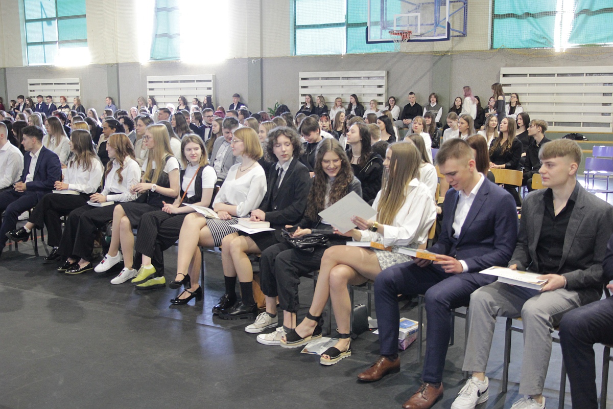 Zakończenie roku szkolnego klas maturalnych III LO [28.04.2023] - zdjęcie #46 - eOstroleka.pl