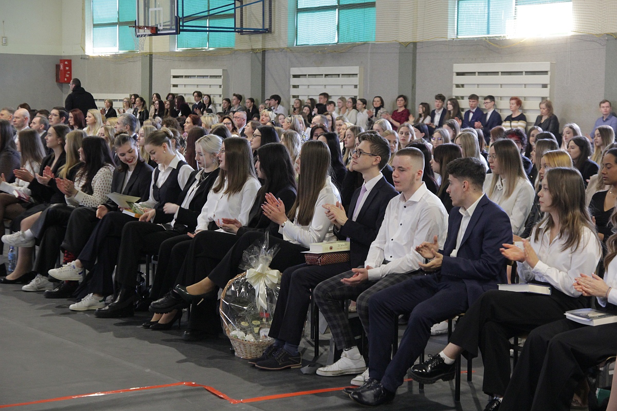 Zakończenie roku szkolnego klas maturalnych III LO [28.04.2023] - zdjęcie #40 - eOstroleka.pl