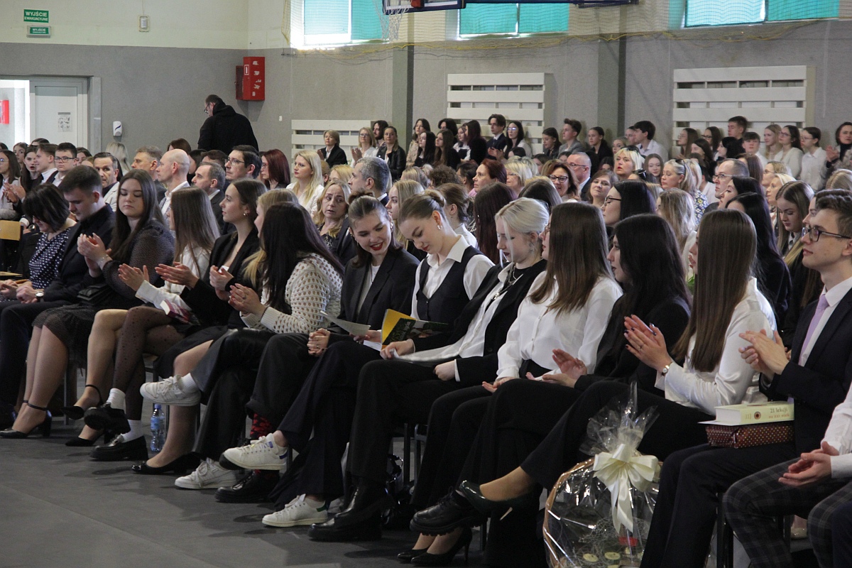 Zakończenie roku szkolnego klas maturalnych III LO [28.04.2023] - zdjęcie #38 - eOstroleka.pl