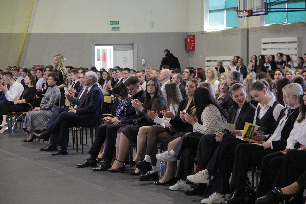 Zakończenie roku szkolnego klas maturalnych III LO [28.04.2023] - zdjęcie #36 - eOstroleka.pl