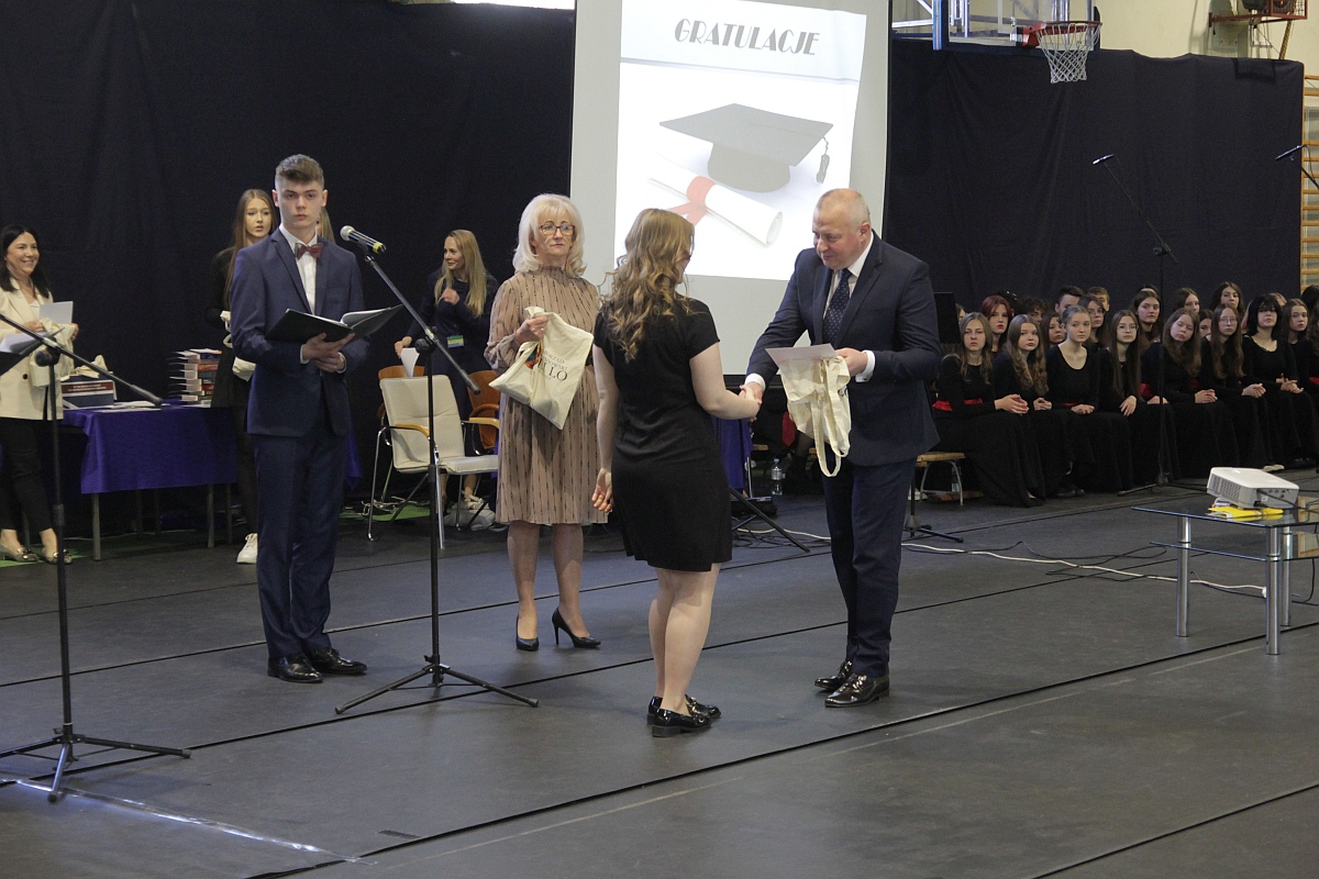 Zakończenie roku szkolnego klas maturalnych III LO [28.04.2023] - zdjęcie #34 - eOstroleka.pl