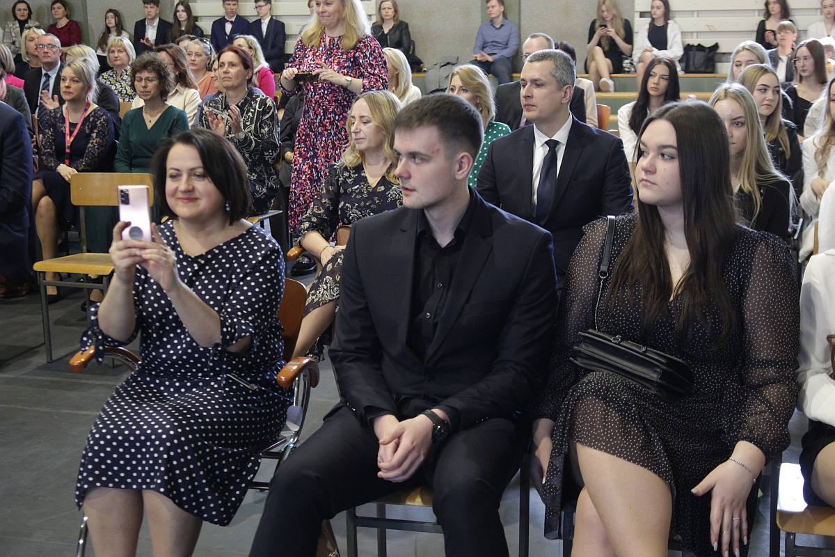 Zakończenie roku szkolnego klas maturalnych III LO [28.04.2023] - zdjęcie #32 - eOstroleka.pl