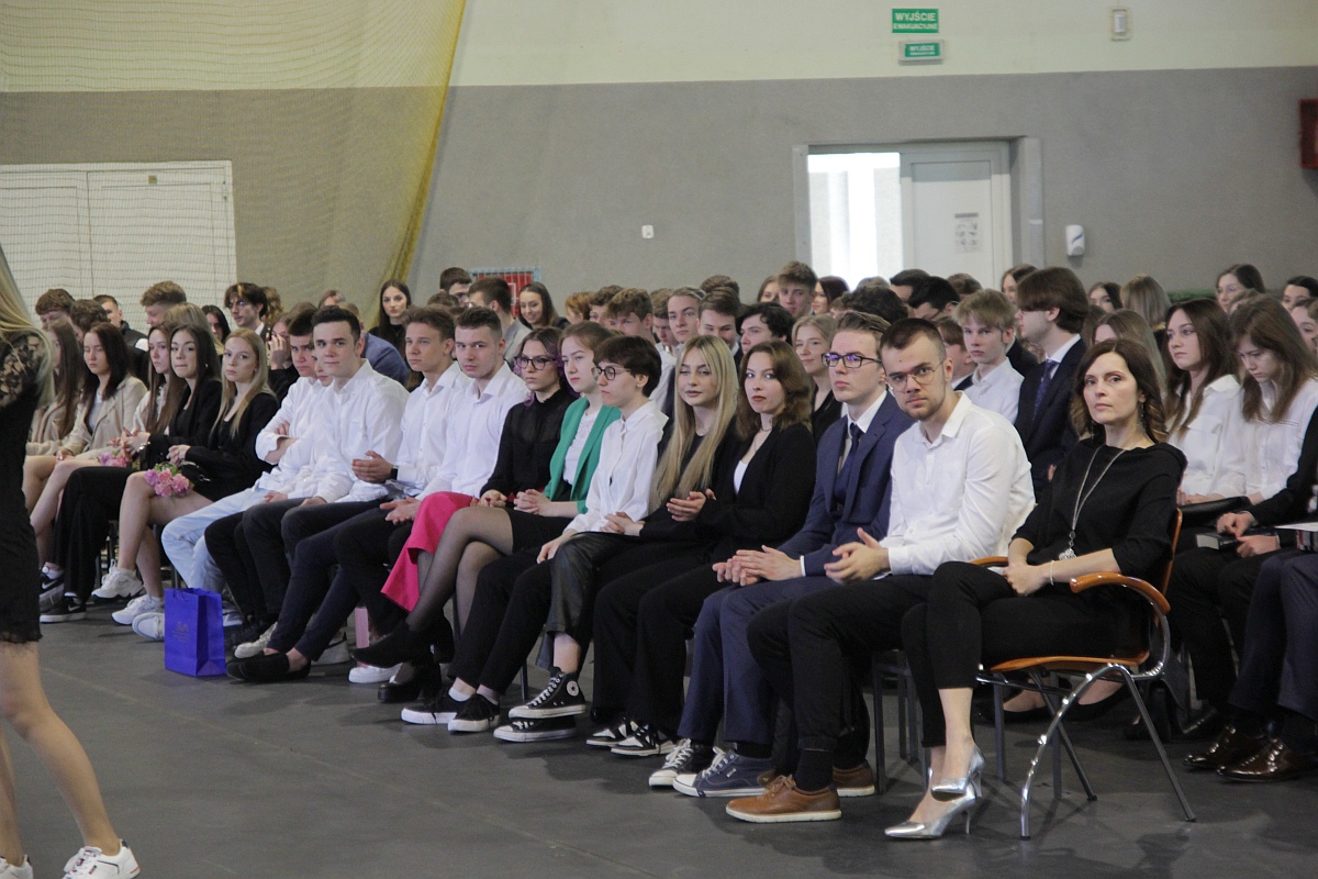Zakończenie roku szkolnego klas maturalnych III LO [28.04.2023] - zdjęcie #26 - eOstroleka.pl