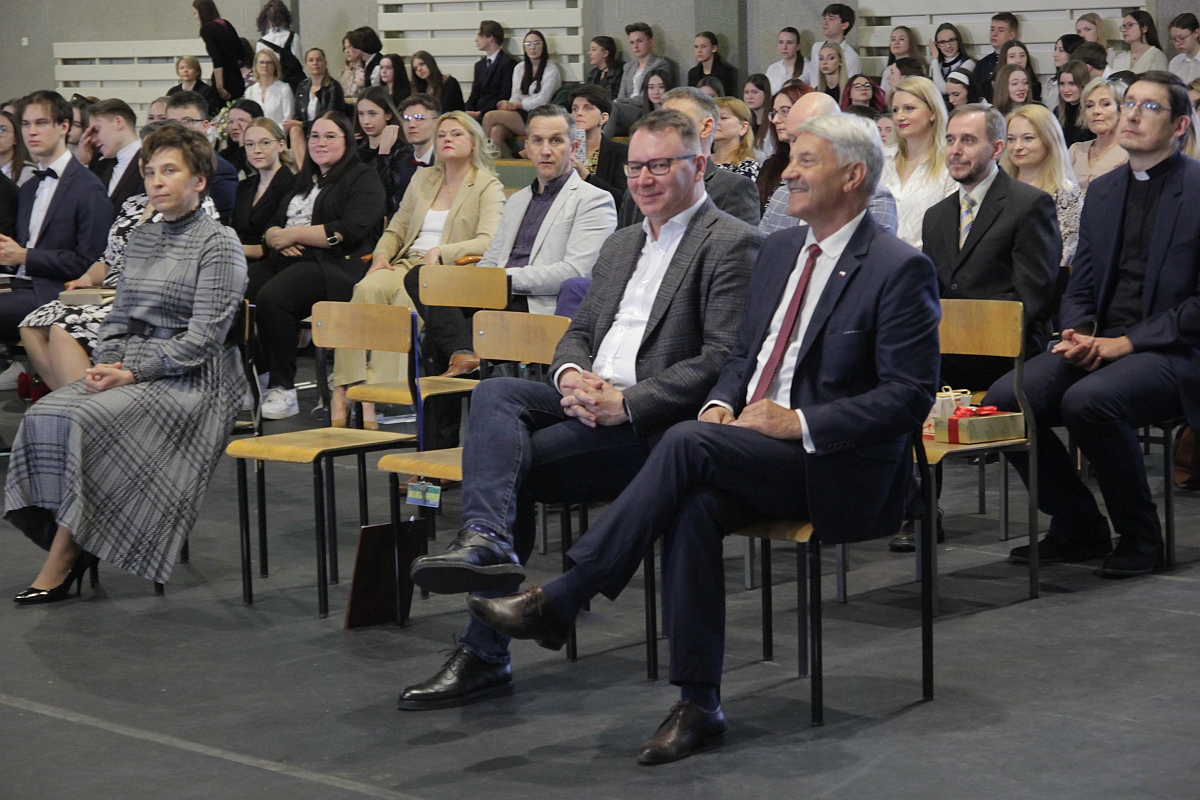 Zakończenie roku szkolnego klas maturalnych III LO [28.04.2023] - zdjęcie #24 - eOstroleka.pl