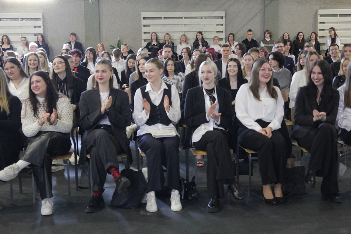 Zakończenie roku szkolnego klas maturalnych III LO [28.04.2023] - zdjęcie #22 - eOstroleka.pl