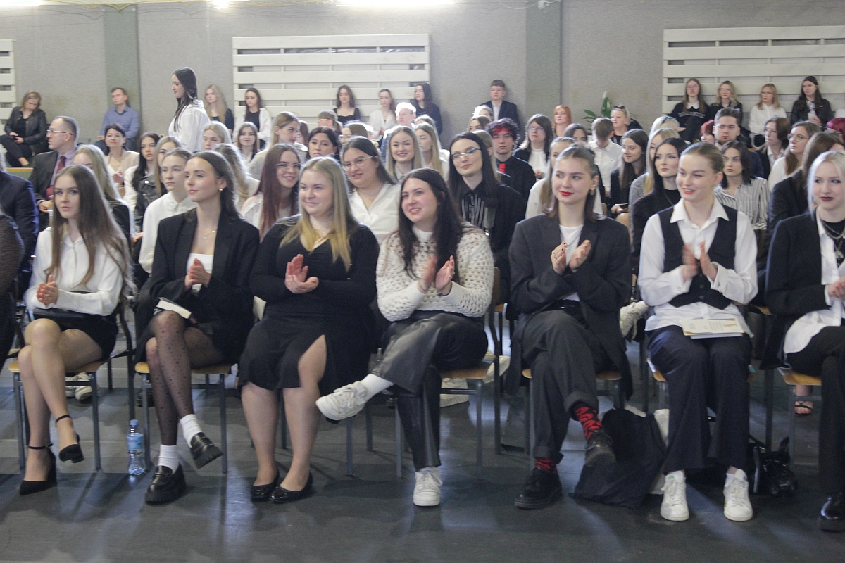 Zakończenie roku szkolnego klas maturalnych III LO [28.04.2023] - zdjęcie #20 - eOstroleka.pl