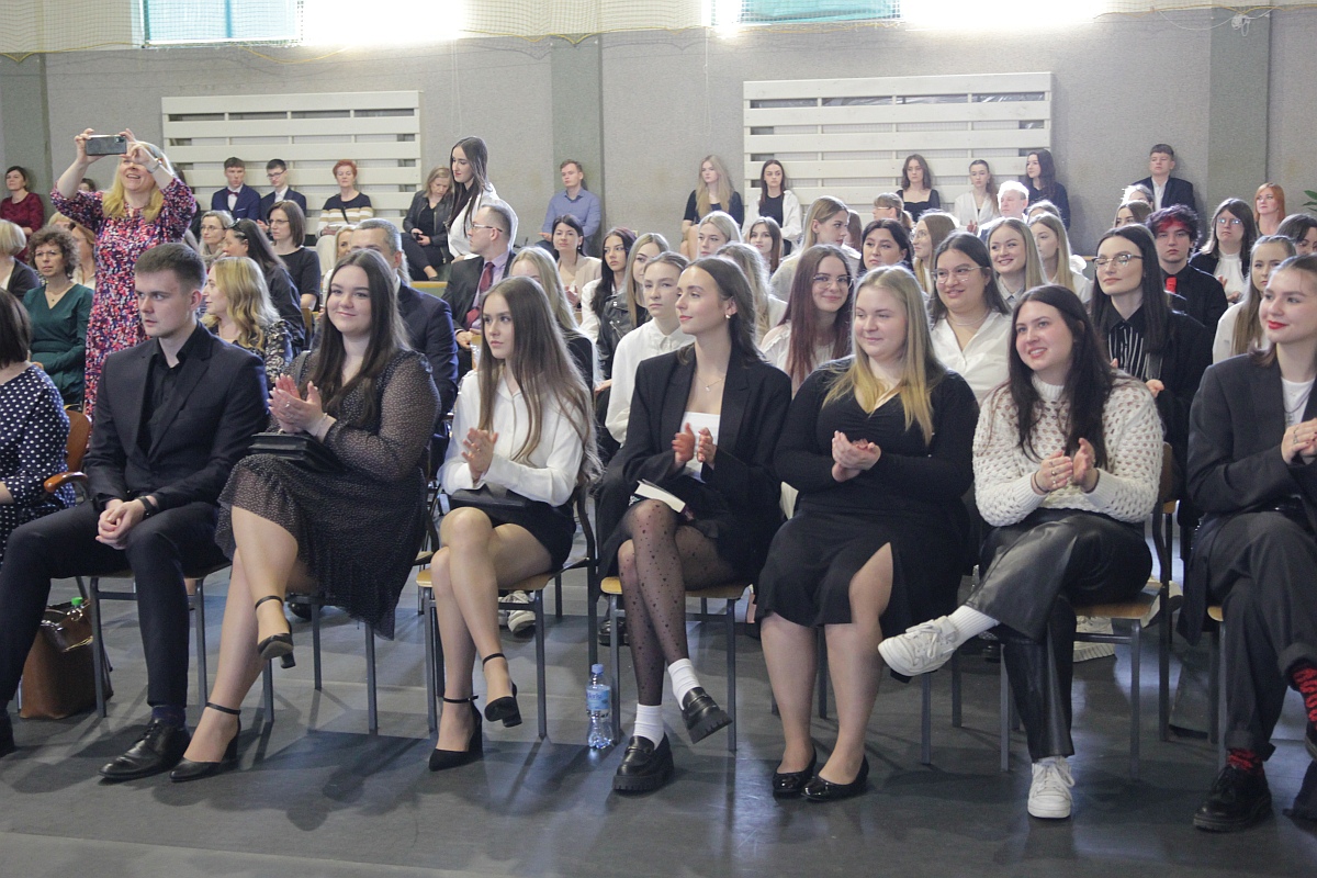 Zakończenie roku szkolnego klas maturalnych III LO [28.04.2023] - zdjęcie #18 - eOstroleka.pl