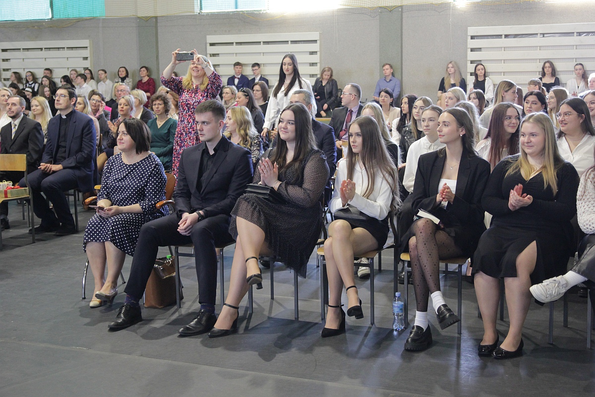 Zakończenie roku szkolnego klas maturalnych III LO [28.04.2023] - zdjęcie #16 - eOstroleka.pl