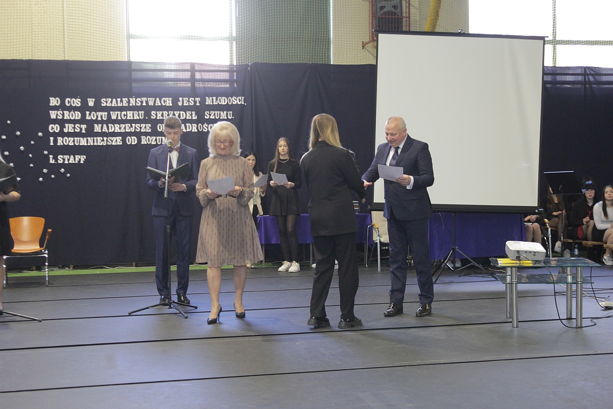 Zakończenie roku szkolnego klas maturalnych III LO [28.04.2023] - zdjęcie #10 - eOstroleka.pl