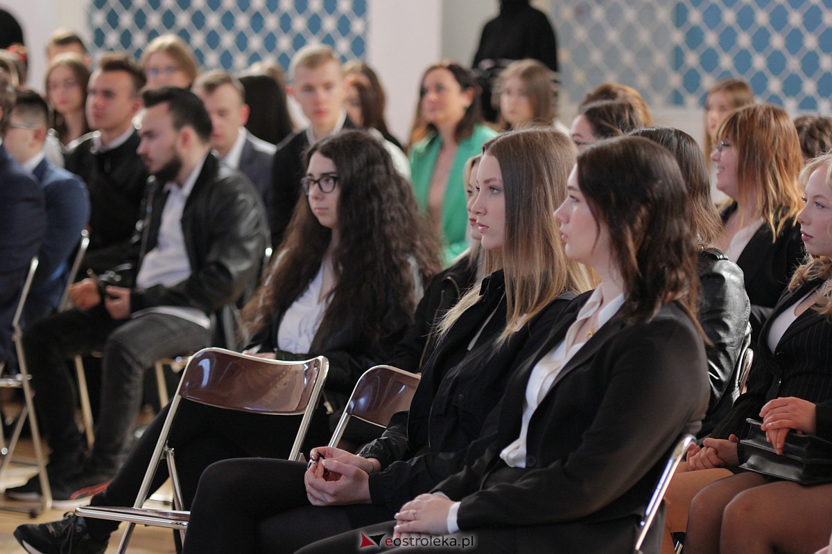 Zakoczenie roku szkolnego klas maturalnych w ZSZ nr 3 [28.04.2023] - zdjęcie #30 - eOstroleka.pl