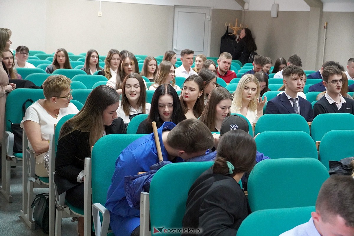 : Zakoczenie roku szkolnego klas maturalnych w ZSZ nr 4 [28.04.2023] - zdjęcie #1 - eOstroleka.pl