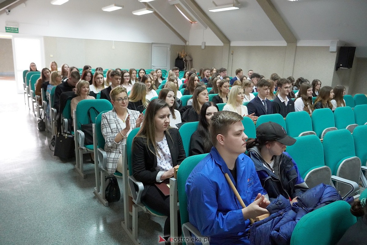 : Zakoczenie roku szkolnego klas maturalnych w ZSZ nr 4 [28.04.2023] - zdjęcie #56 - eOstroleka.pl