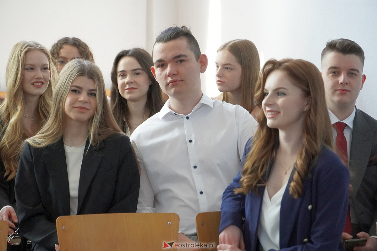 Zakoczenie roku szkolnego klas maturalnych w I LO [28.04.2023] - zdjęcie #45 - eOstroleka.pl