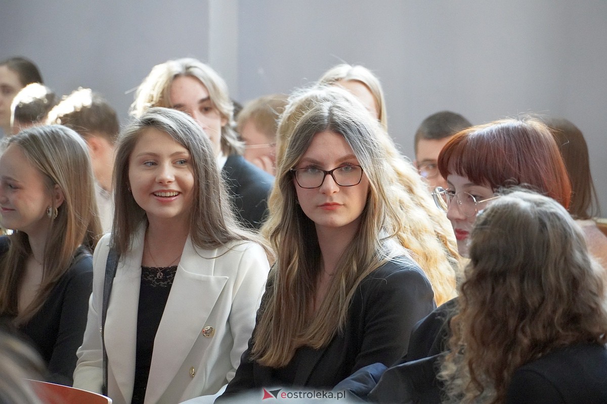 Zakoczenie roku szkolnego klas maturalnych w I LO [28.04.2023] - zdjęcie #41 - eOstroleka.pl