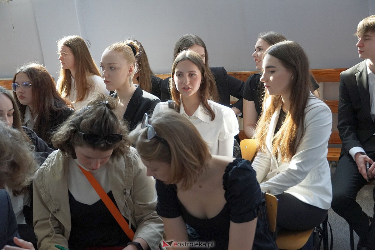 Zakoczenie roku szkolnego klas maturalnych w I LO [28.04.2023] - zdjęcie #38 - eOstroleka.pl