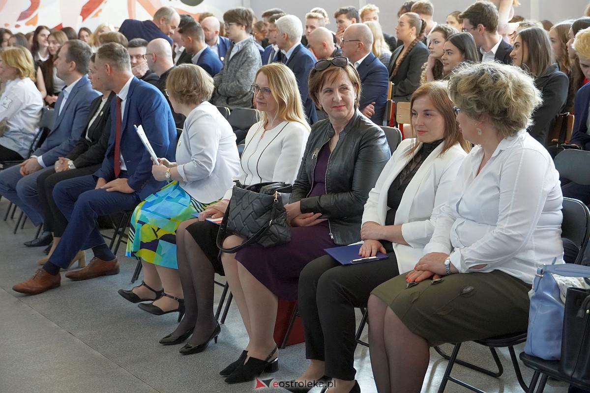 Zakoczenie roku szkolnego klas maturalnych w I LO [28.04.2023] - zdjęcie #34 - eOstroleka.pl