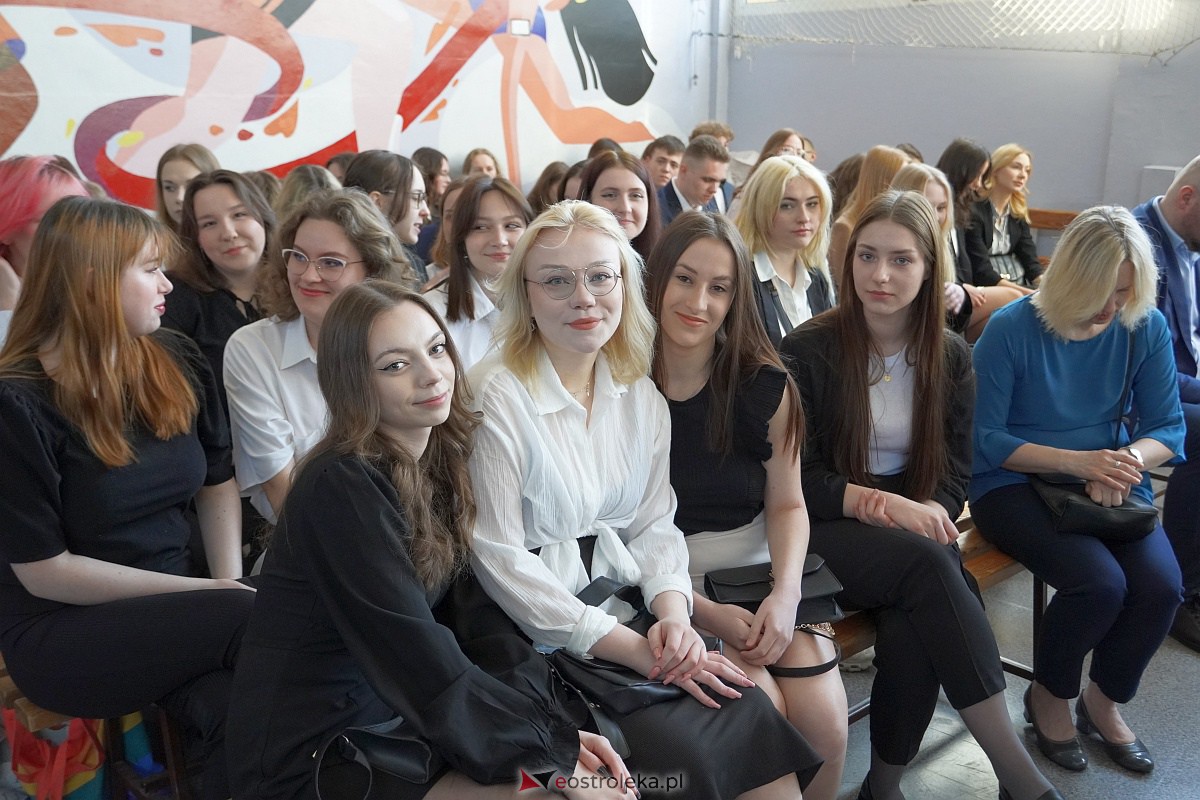 Zakoczenie roku szkolnego klas maturalnych w I LO [28.04.2023] - zdjęcie #25 - eOstroleka.pl