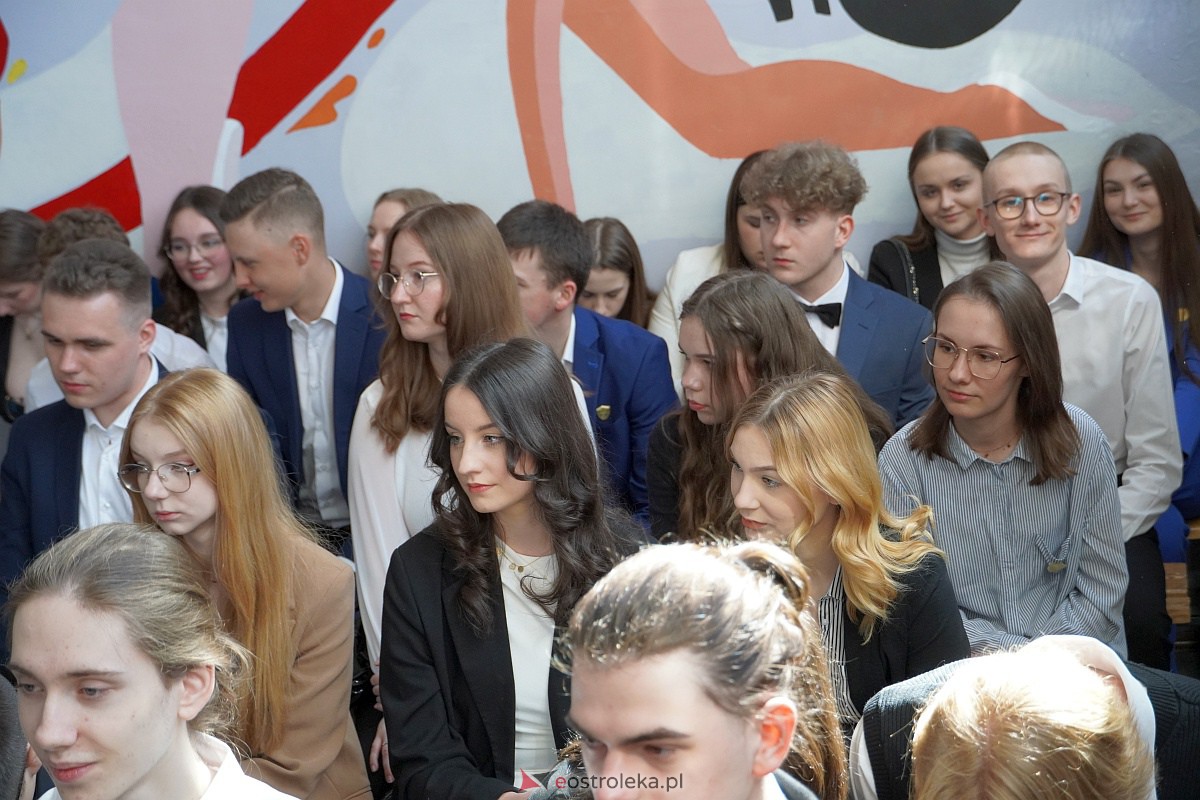 Zakoczenie roku szkolnego klas maturalnych w I LO [28.04.2023] - zdjęcie #15 - eOstroleka.pl
