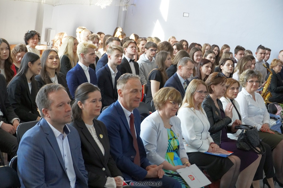 Zakoczenie roku szkolnego klas maturalnych w I LO [28.04.2023] - zdjęcie #12 - eOstroleka.pl