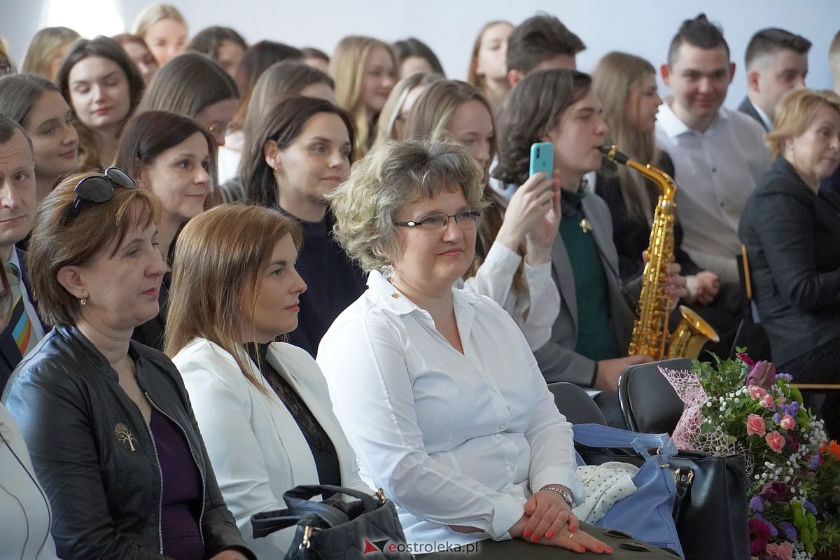 Zakoczenie roku szkolnego klas maturalnych w I LO [28.04.2023] - zdjęcie #4 - eOstroleka.pl