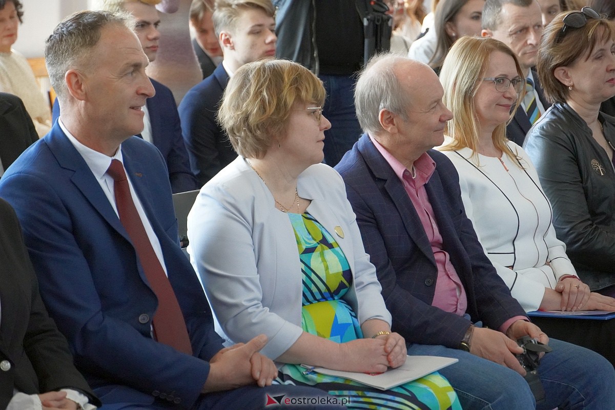 Zakoczenie roku szkolnego klas maturalnych w I LO [28.04.2023] - zdjęcie #3 - eOstroleka.pl