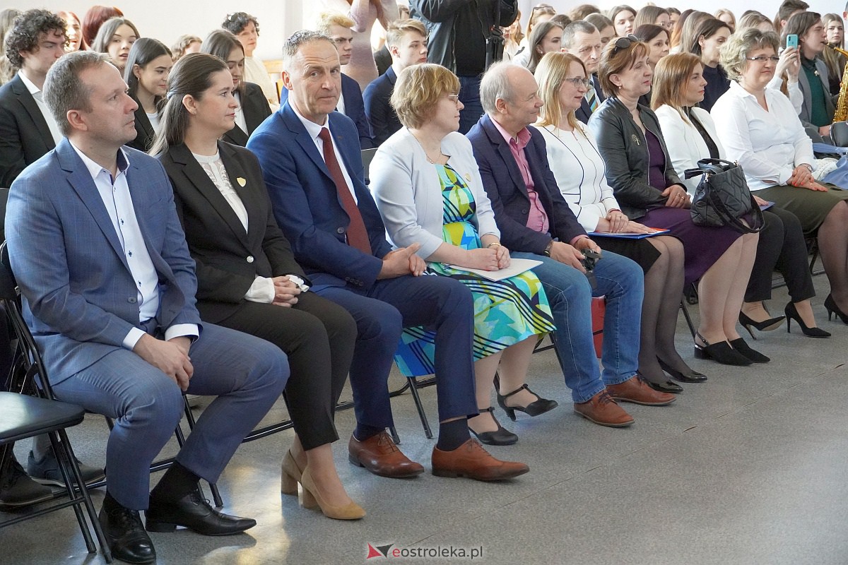 Zakoczenie roku szkolnego klas maturalnych w I LO [28.04.2023] - zdjęcie #2 - eOstroleka.pl