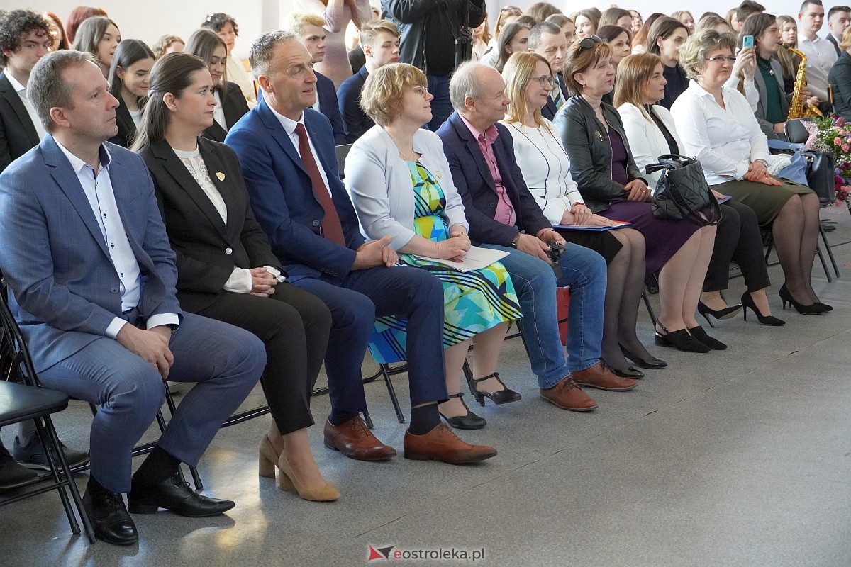 Zakoczenie roku szkolnego klas maturalnych w I LO [28.04.2023] - zdjęcie #1 - eOstroleka.pl