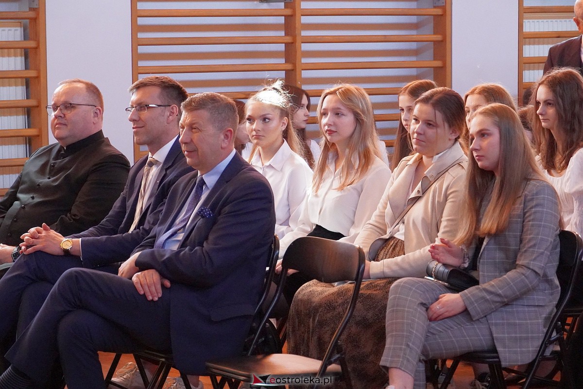 Zakoczenie roku szkolnego klas maturalnych w II LO [28.04.2023] - zdjęcie #36 - eOstroleka.pl