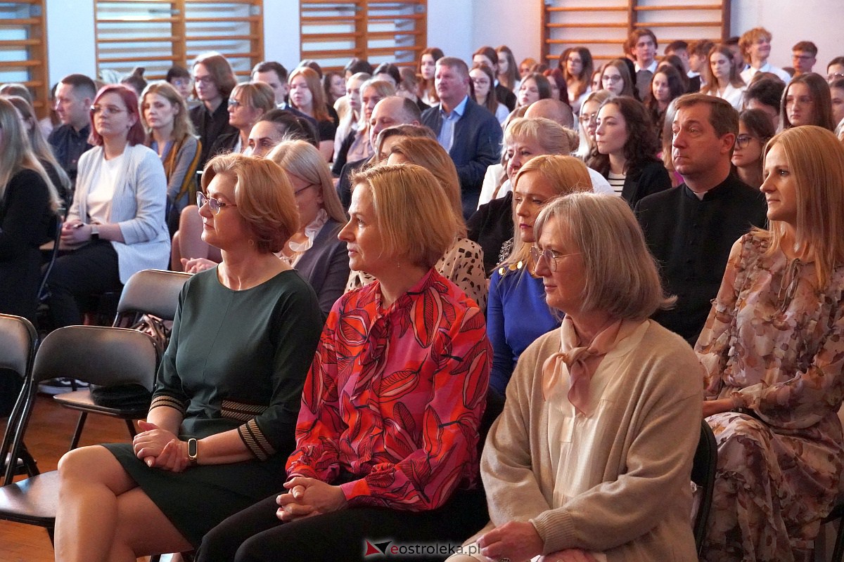 Zakoczenie roku szkolnego klas maturalnych w II LO [28.04.2023] - zdjęcie #35 - eOstroleka.pl