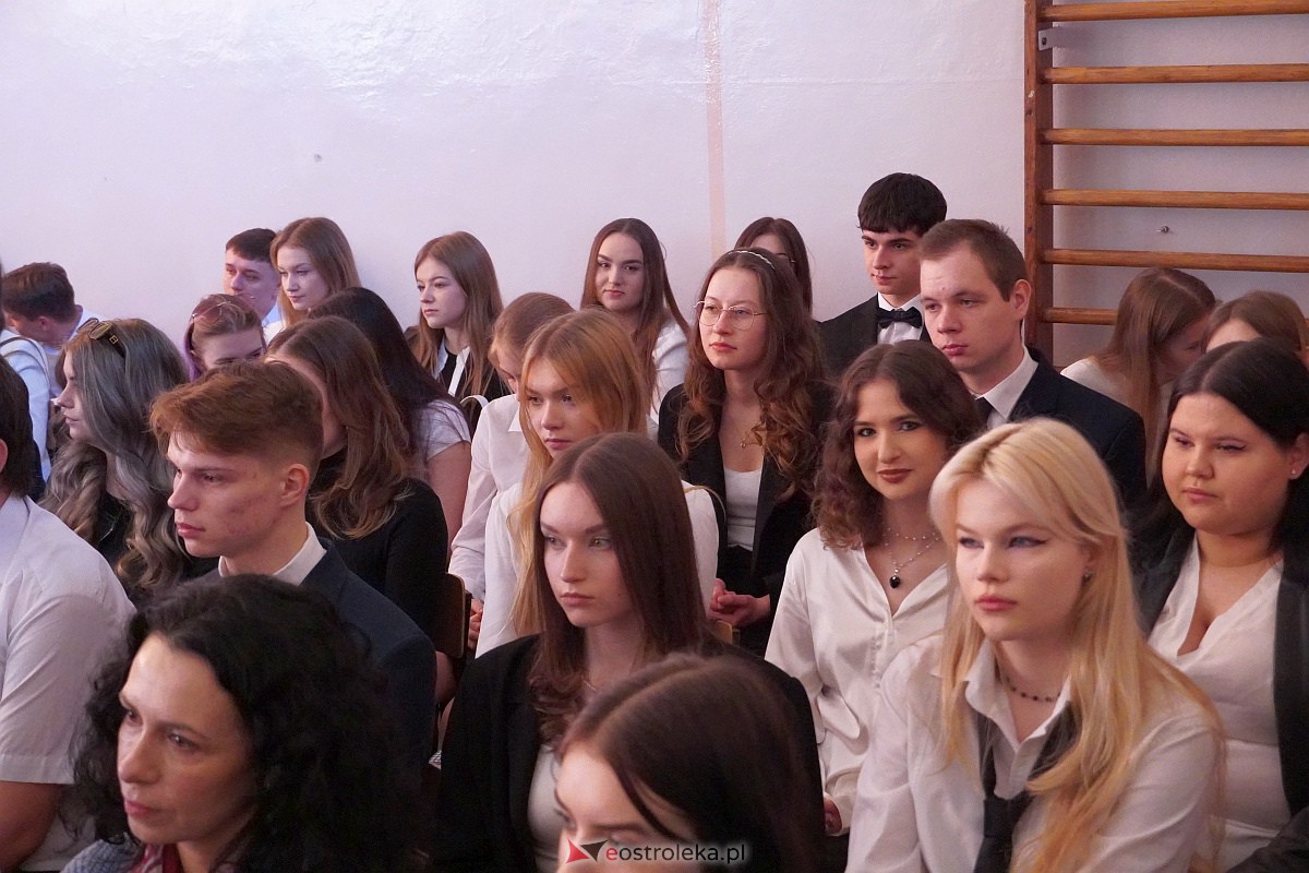 Zakoczenie roku szkolnego klas maturalnych w II LO [28.04.2023] - zdjęcie #9 - eOstroleka.pl